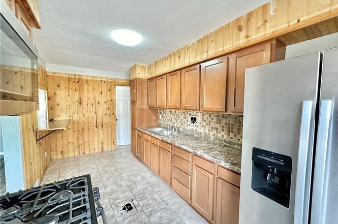 2303 Maple St - Photo 4 of 18