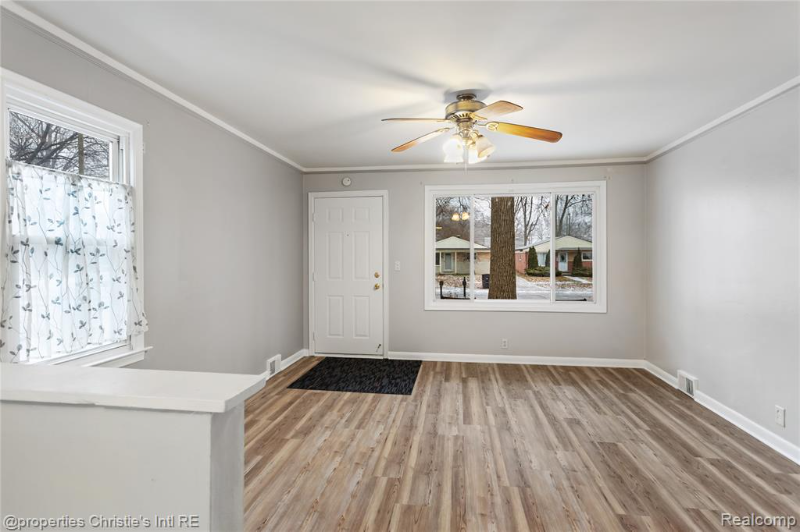 6027 Wilmer St - Photo 5 of 17