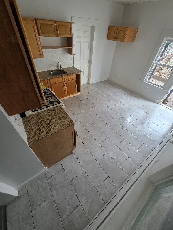 718 E 18th St - Photo 7 of 9