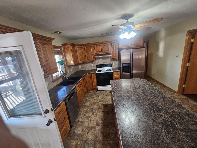 821 W Spruce St - Photo 4 of 18