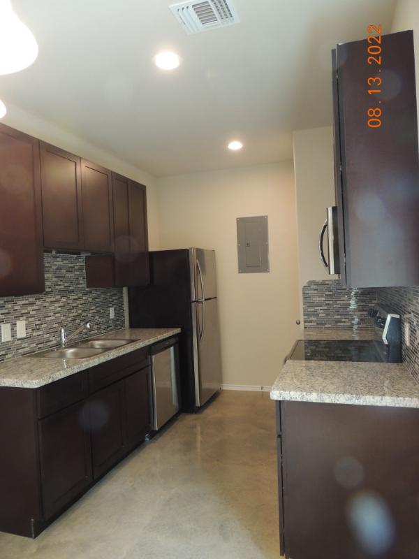 615 Hayman St - Photo 6 of 15