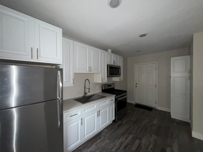 2000 6th St #B - Photo 3 of 10