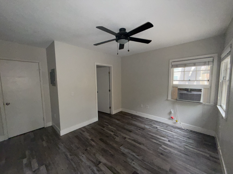 2000 6th St #B - Photo 5 of 10