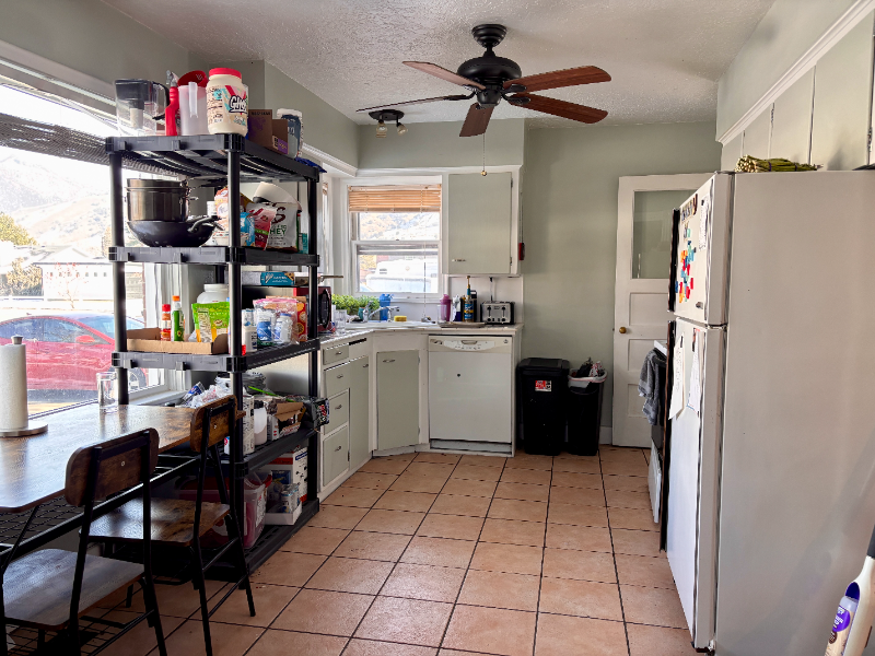 1368 Davis Ave - Photo 2 of 7