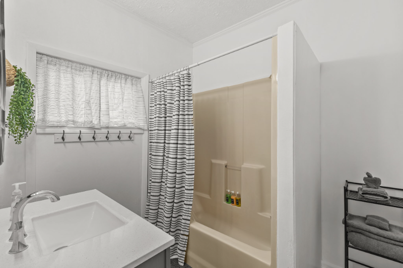 131 W Noble St - Photo 6 of 20