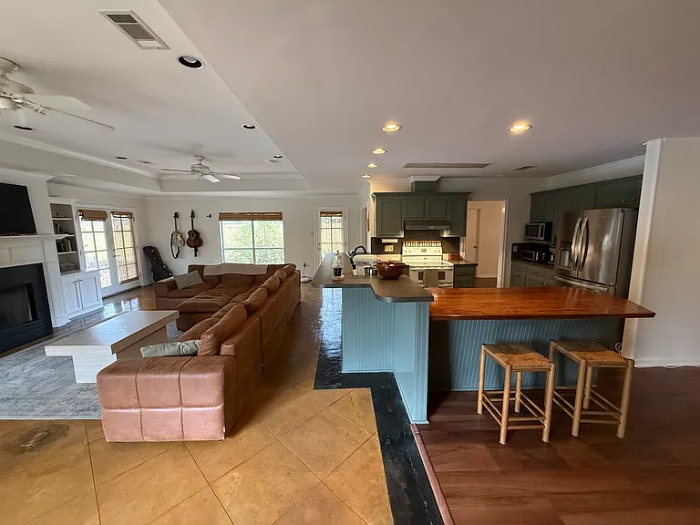 9446 High Point Rd - Photo 3 of 10