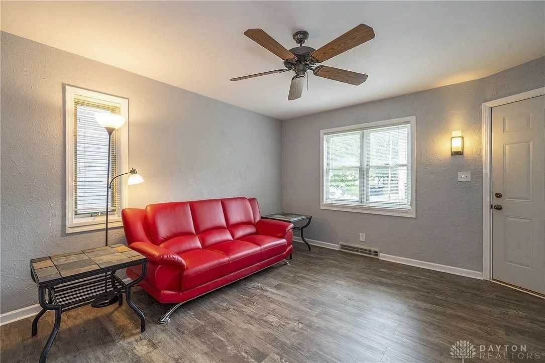 1210 Irving Ave #1BD - Photo 3 of 4