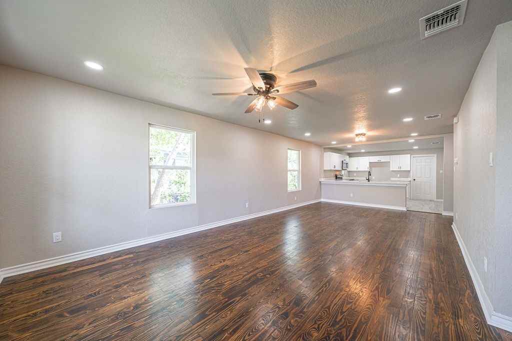 1118 Saint James - Photo 2 of 3