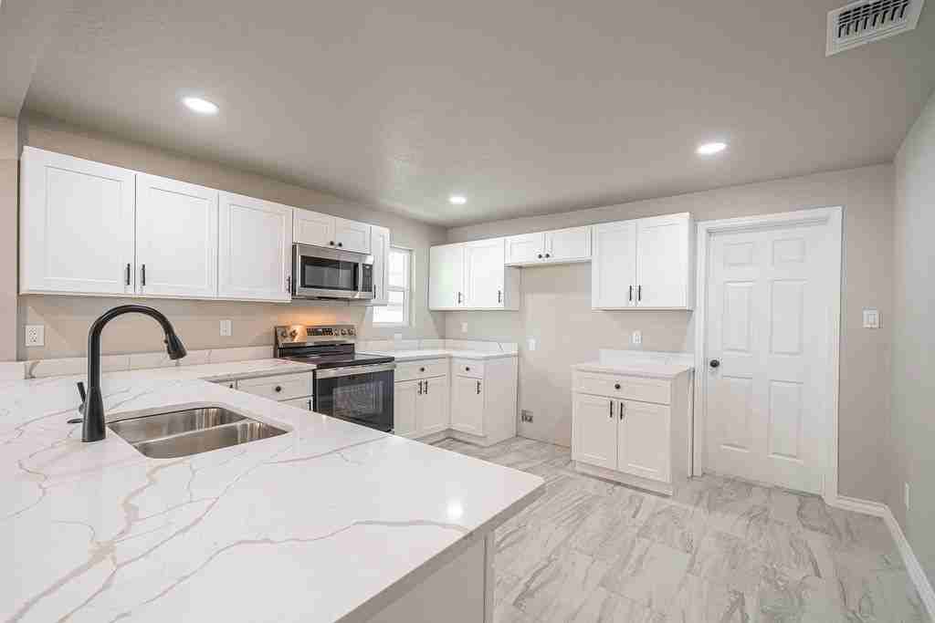 1118 Saint James - Photo 3 of 3