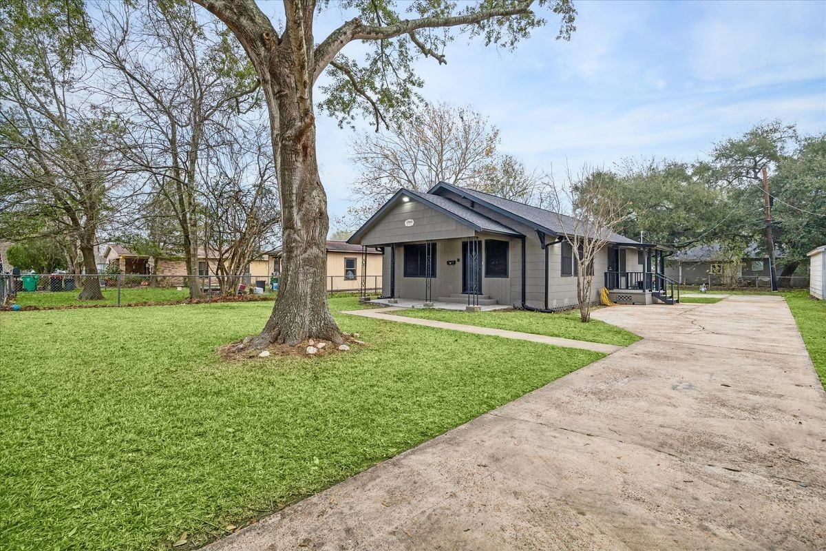 1500 Harvard St - Photo 2 of 17