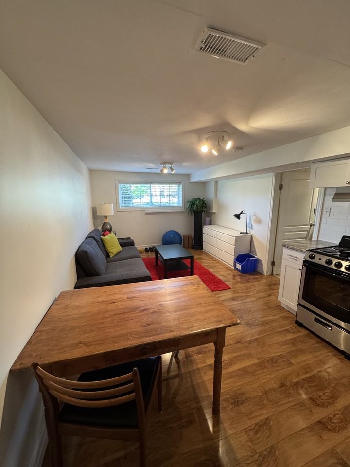 612 College Avenue West - Photo 3 of 7