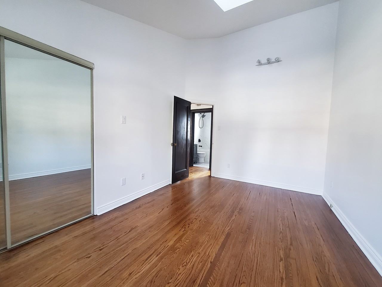 443 Glenlake Avenue - Photo 5 of 31