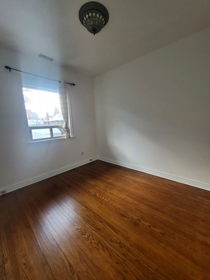 443 Glenlake Avenue - Photo 6 of 31