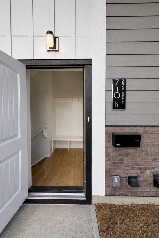 710 B Hillside - West Hillhurst - Photo 3 of 13