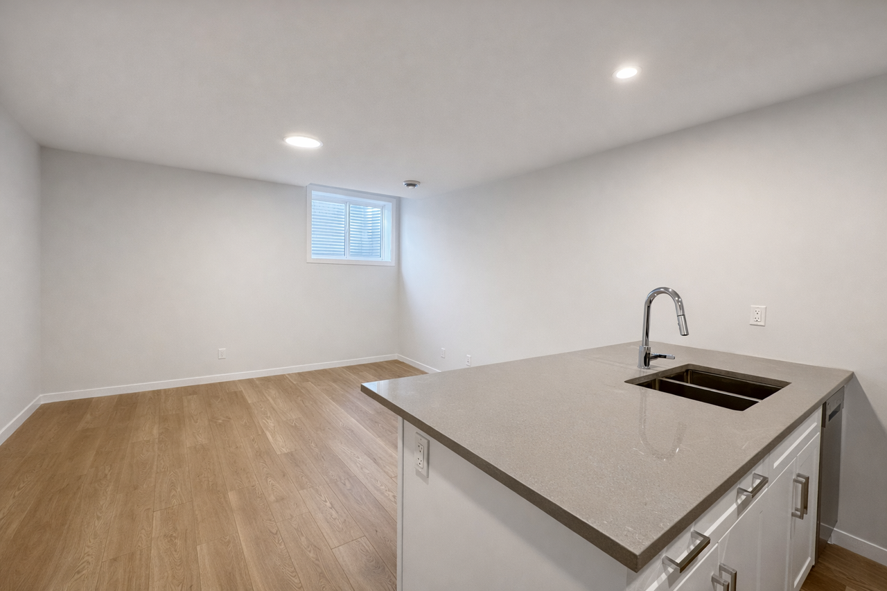 710 B Hillside - West Hillhurst - Photo 6 of 13