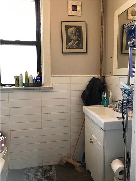 1015 Wyckoff Ave #2b - Photo 3 of 7