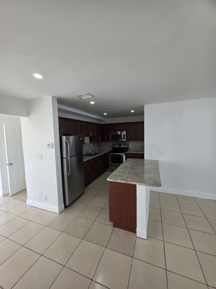 681 Southwest 29th Terrace - Photo 5 of 36