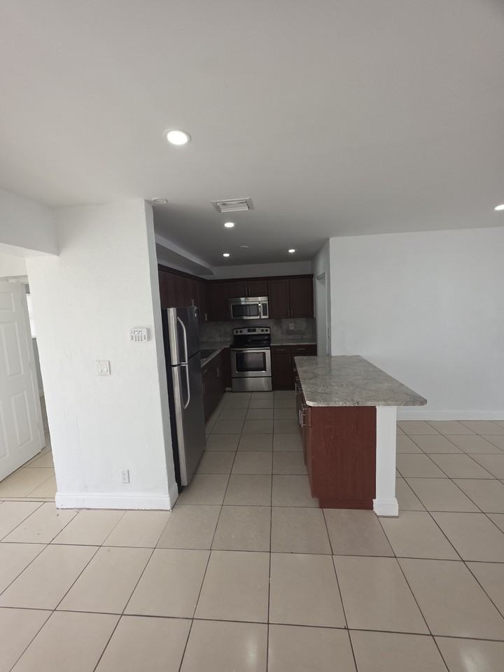 681 Southwest 29th Terrace - Photo 6 of 36