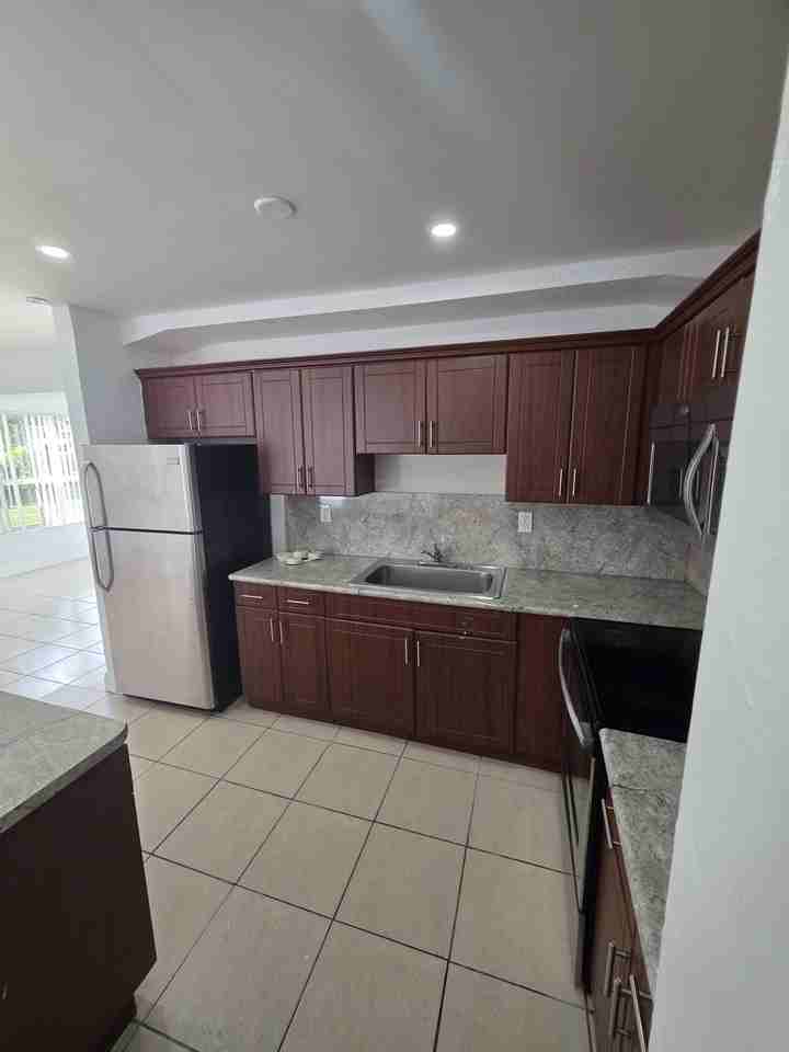 681 Southwest 29th Terrace - Photo 3 of 36