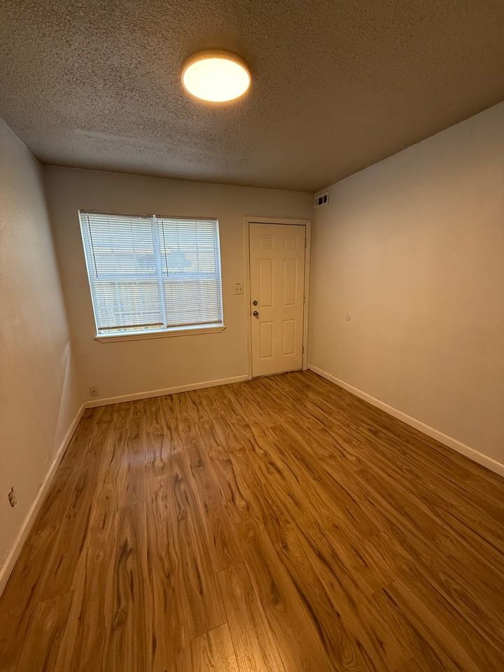 6411 S Newport Ave #B - Photo 3 of 6