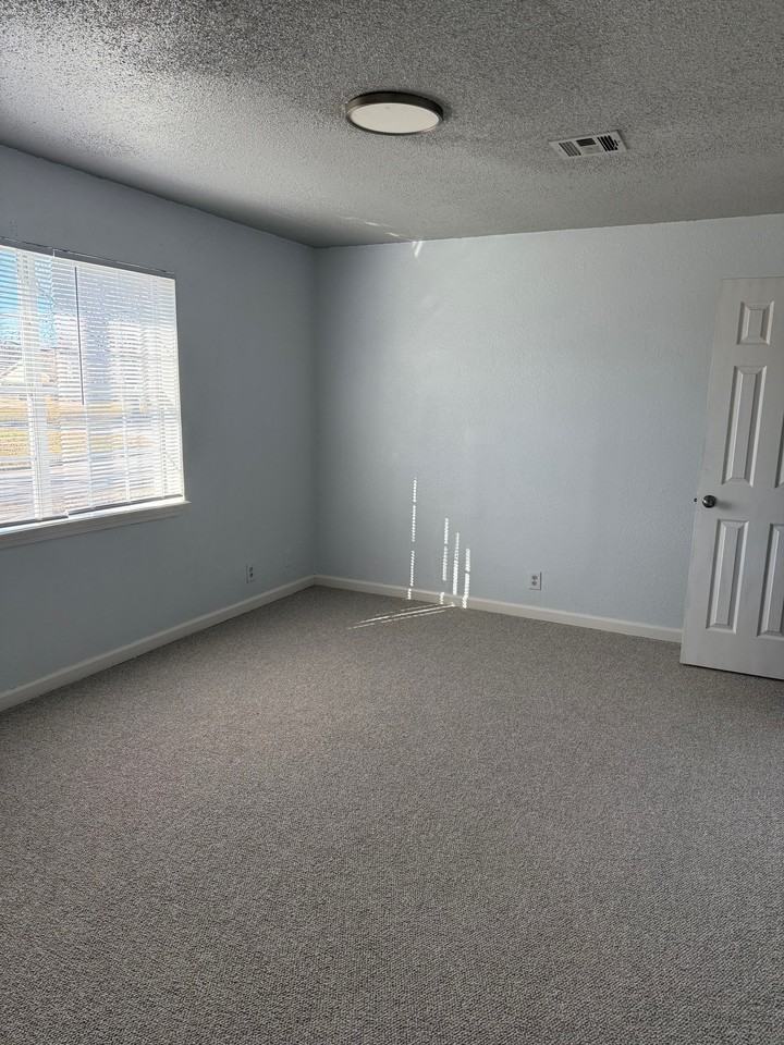 6411 S Newport Ave #B - Photo 4 of 6