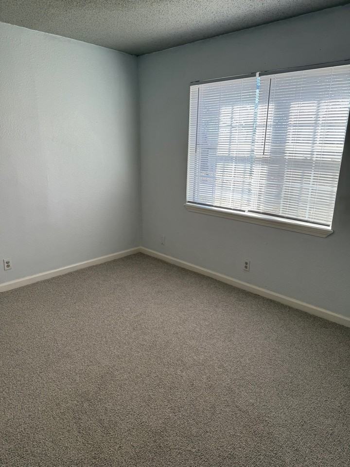 6411 S Newport Ave #B - Photo 5 of 6