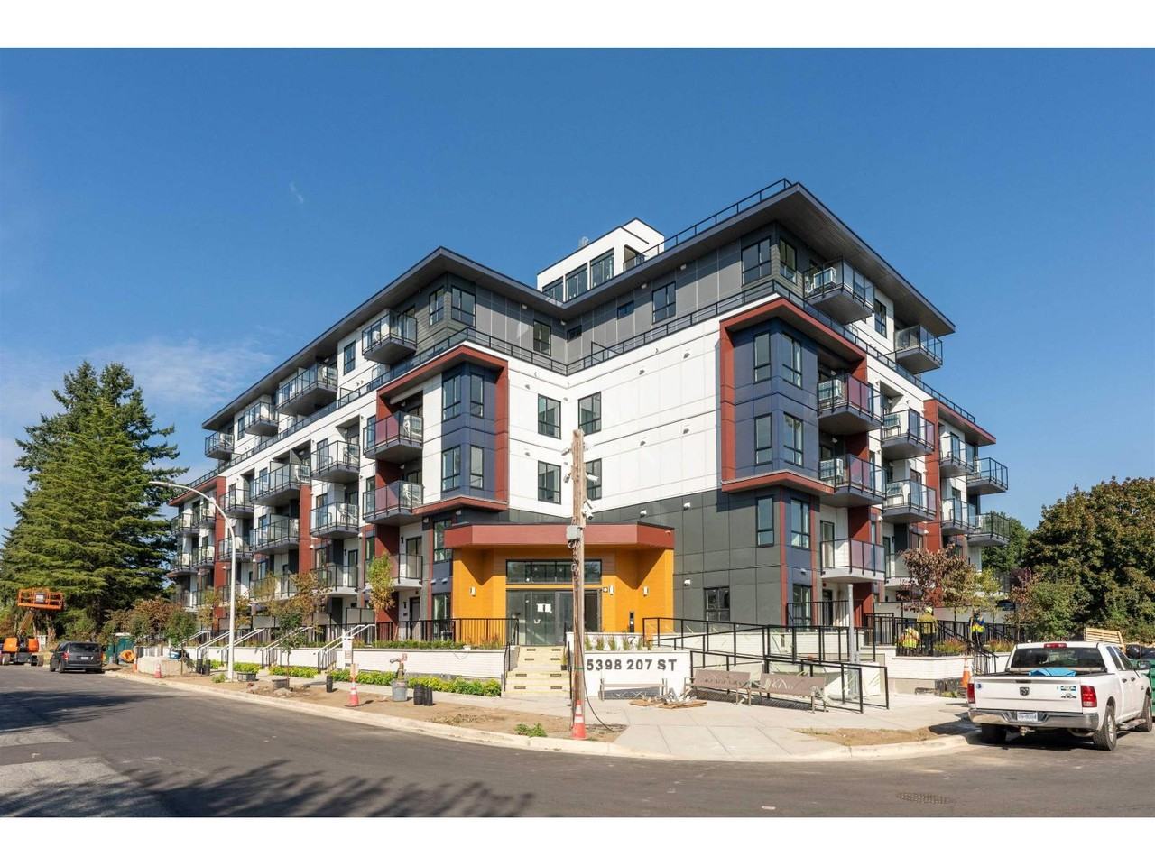 5398 207 Street #3 Bed - Photo 3 of 18