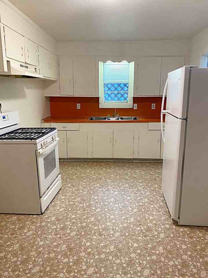 2046 Grand St - Photo 3 of 7