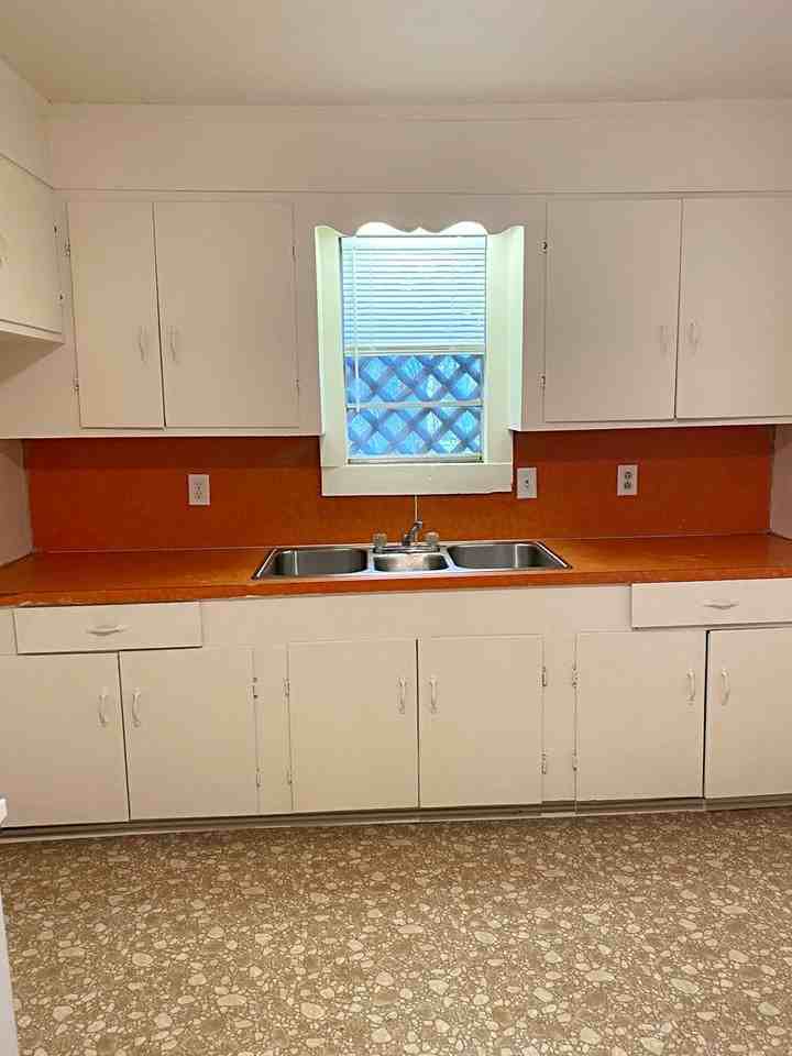 2046 Grand St - Photo 4 of 7