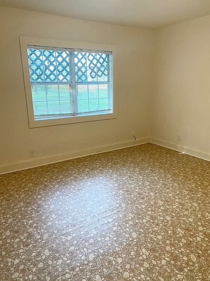 2046 Grand St - Photo 5 of 7