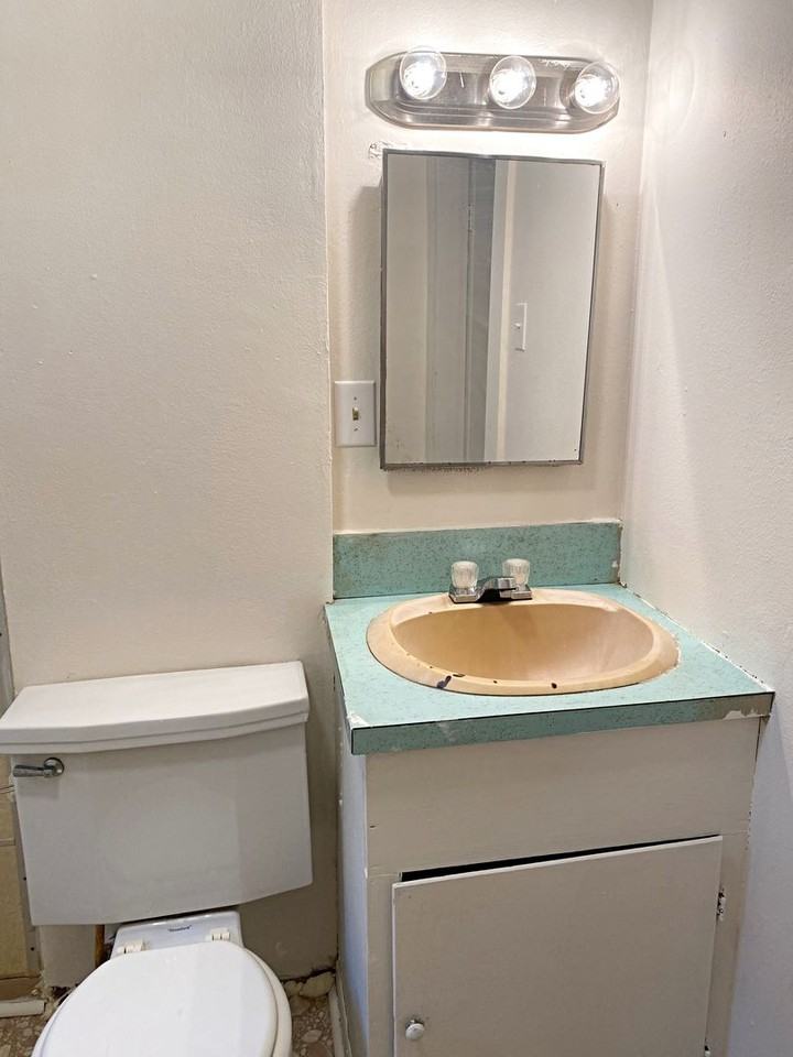 2046 Grand St - Photo 6 of 7