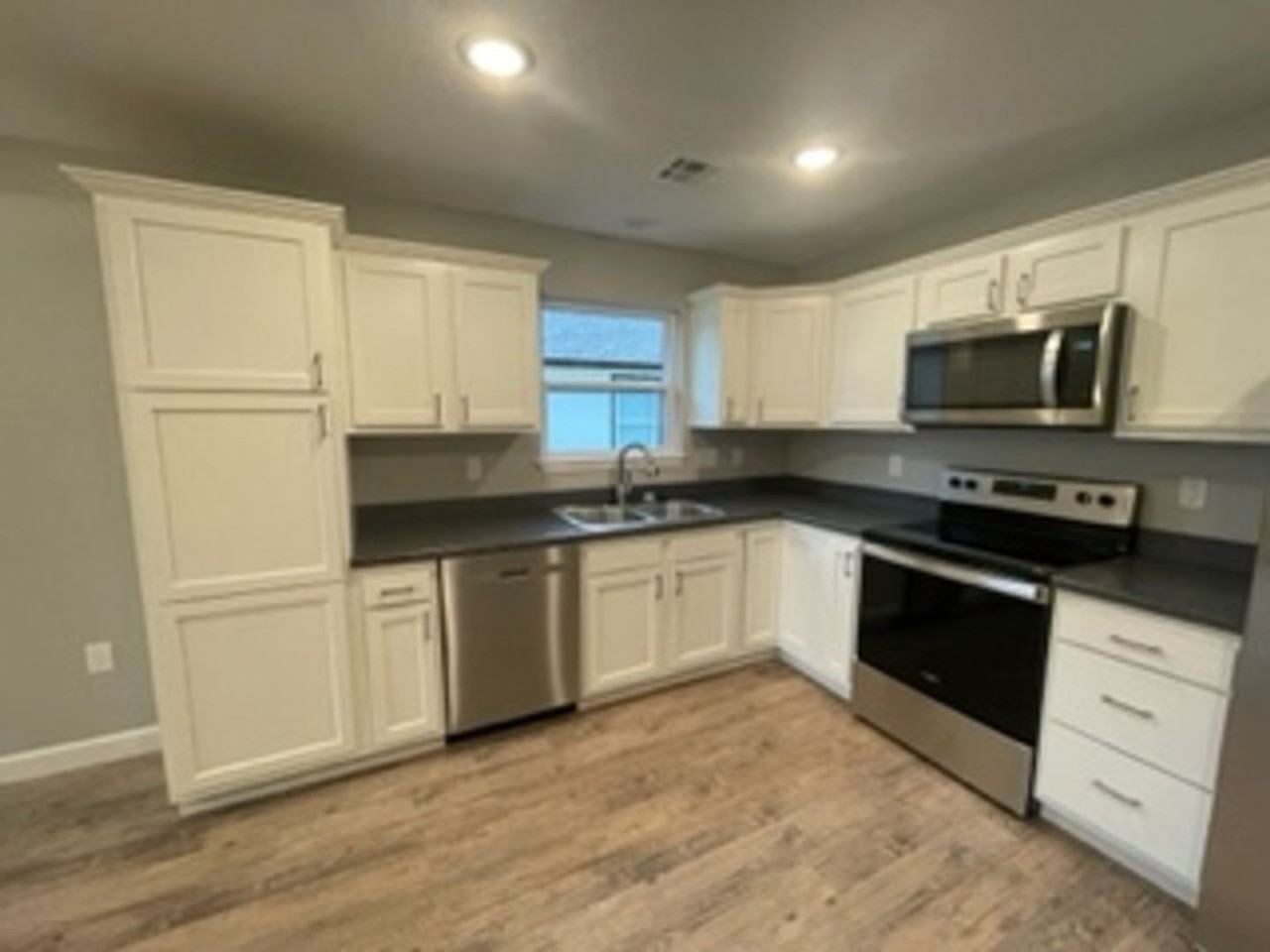 1611 Hill Valley Dr - Photo 4 of 16