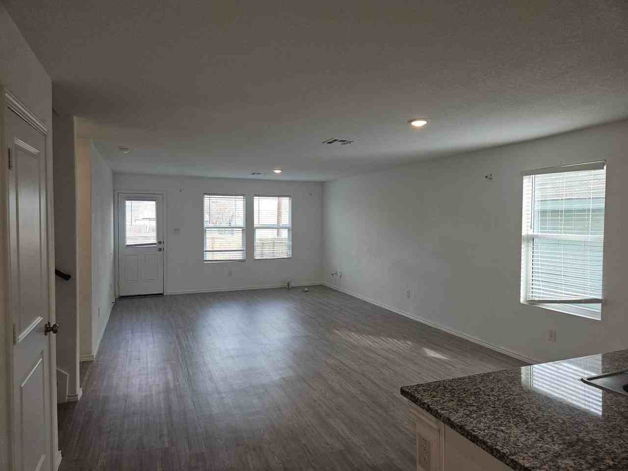 9603 Strand Ct - Photo 6 of 33