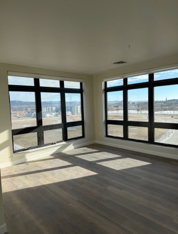 Brand New - Photo 4 of 25