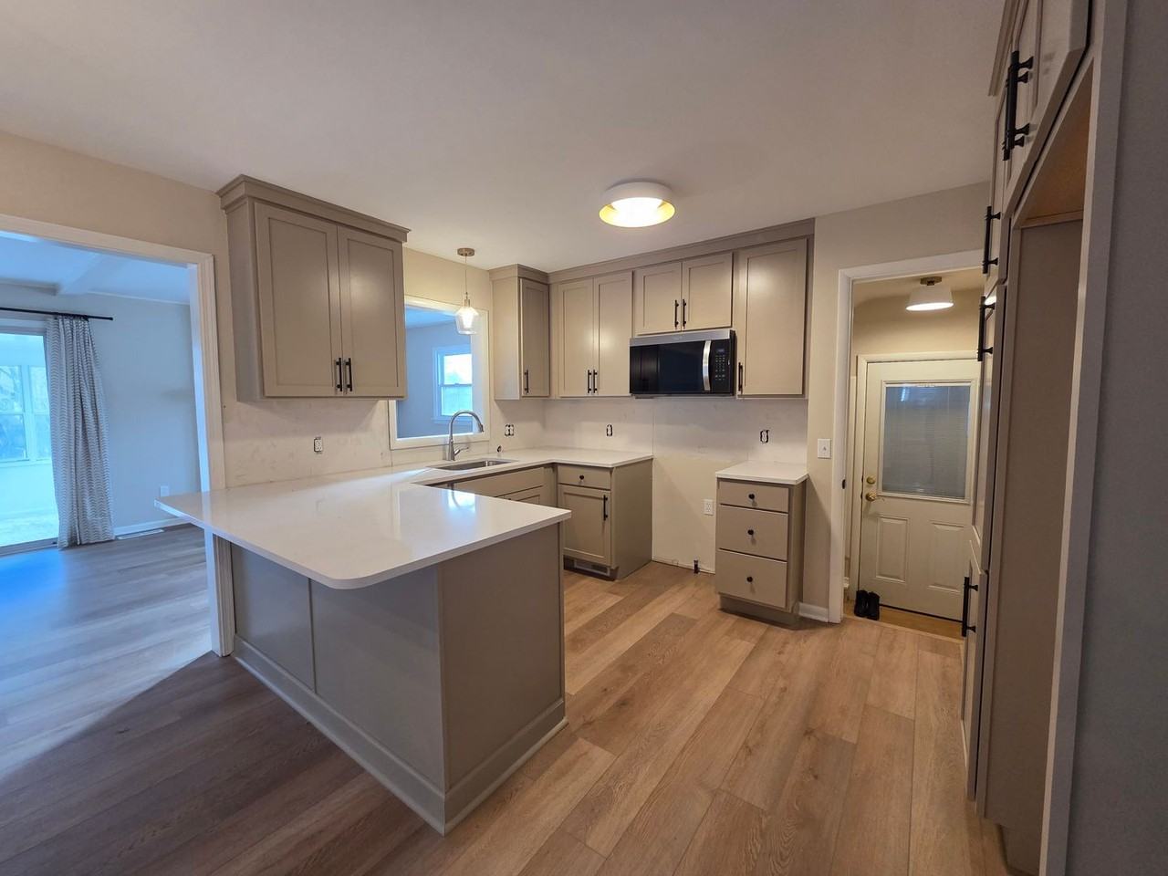 872 Orlando Ave Se - Photo 5 of 46