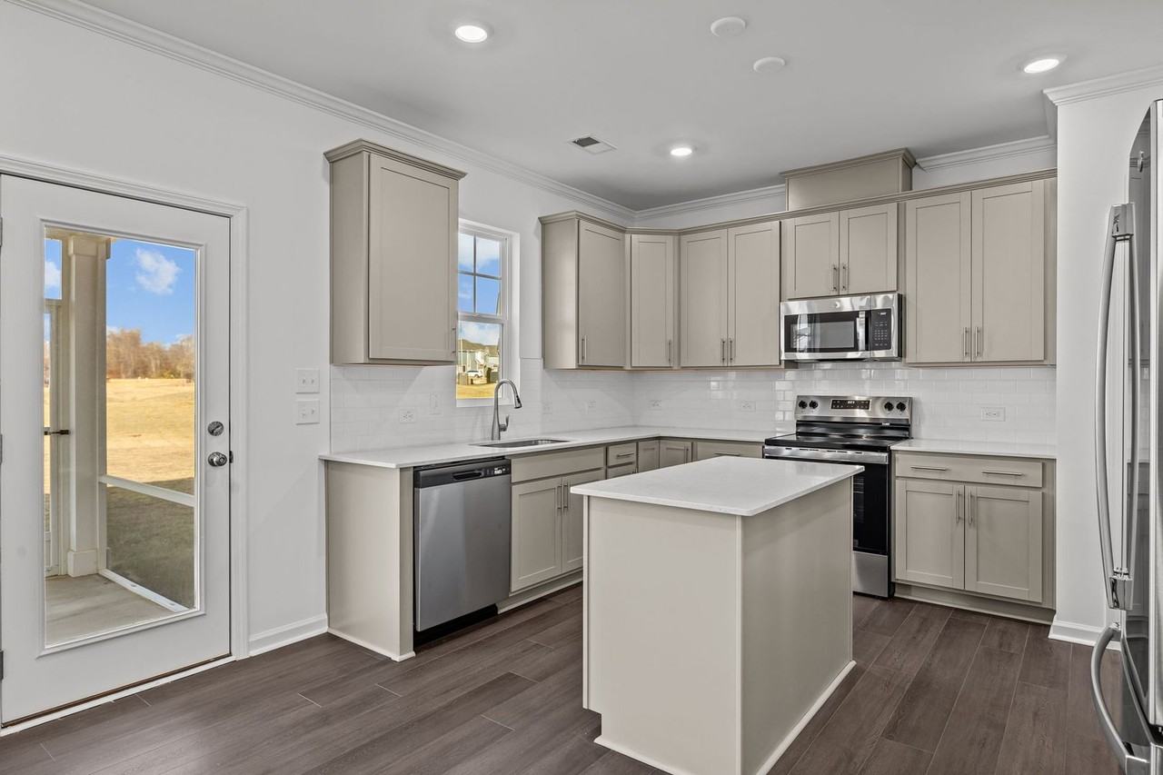 37 Regal Gardens Ct - Photo 3 of 32