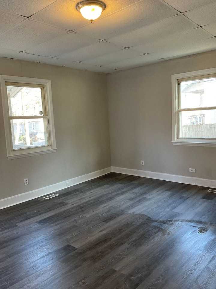 1907 Parkdale Ave - Photo 5 of 11