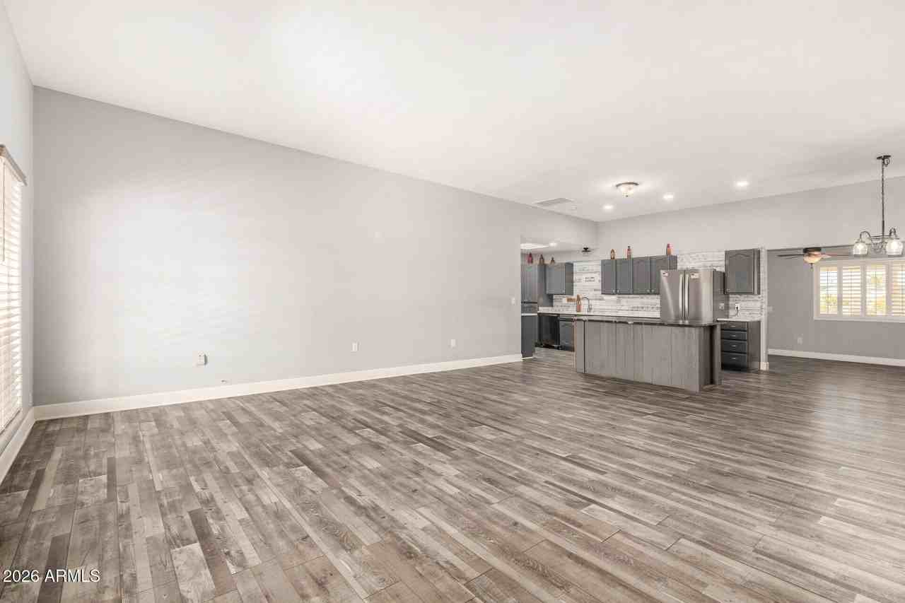 11118 W Mountain View Rd - Photo 6 of 34