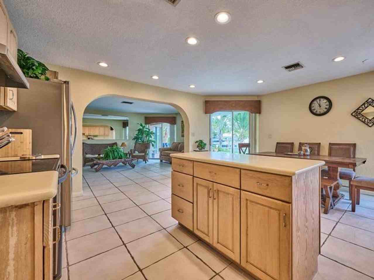 2810 Ne 48th Ct - Photo 3 of 16