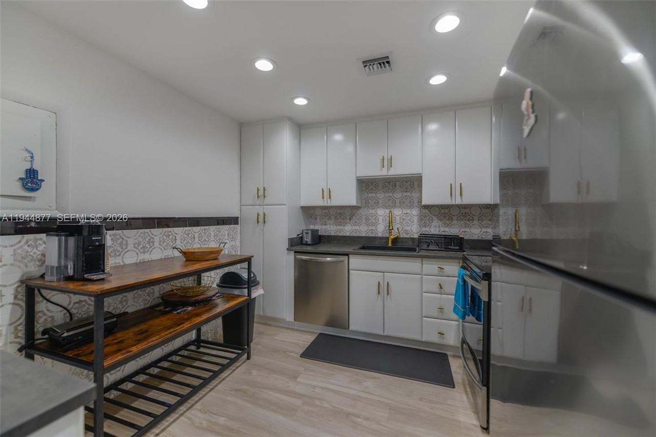 1950 S Ocean Dr Apt 19e - Photo 2 of 26