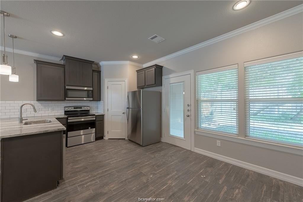 707 Dominik Dr - Photo 4 of 29