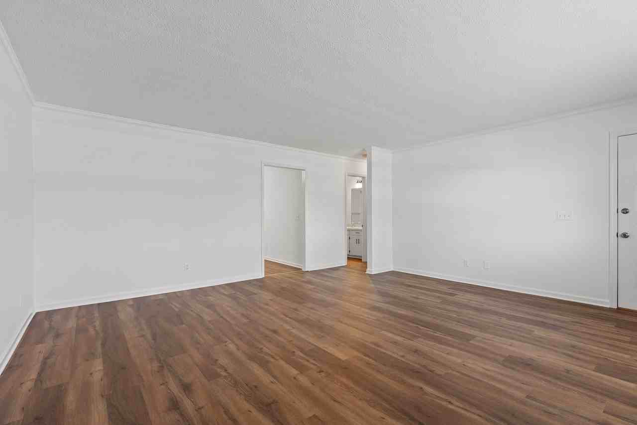 2612 Hickory Valley Rd - Photo 4 of 21