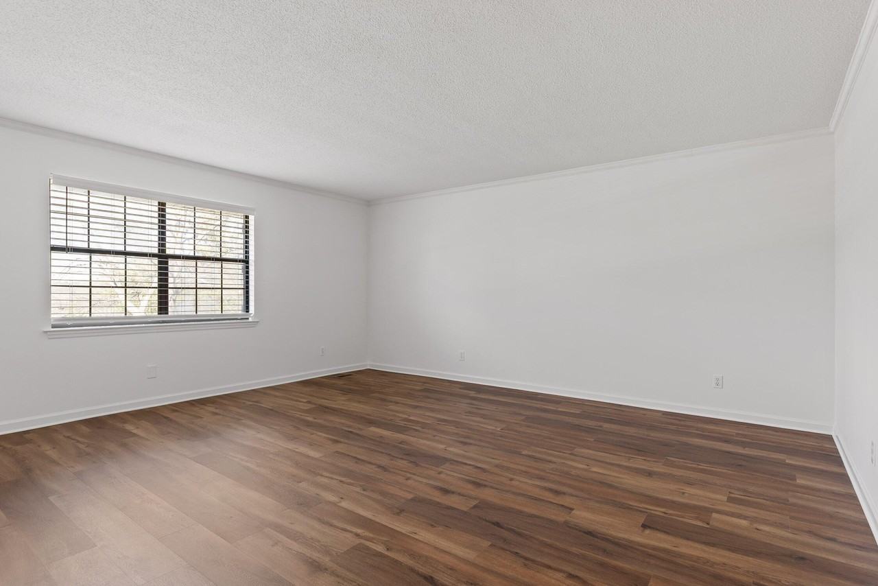 2612 Hickory Valley Rd - Photo 5 of 21