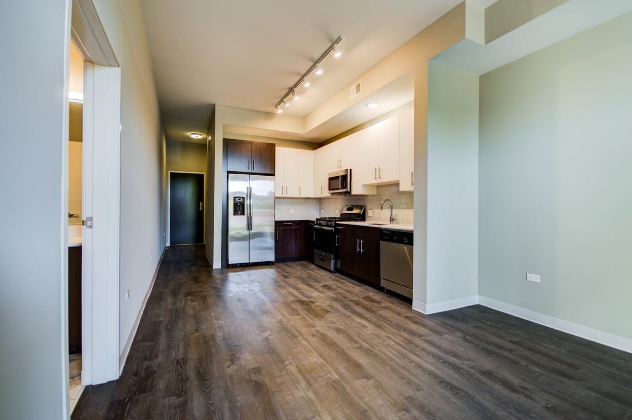 851 W Grand Ave #304 - Photo 3 of 8