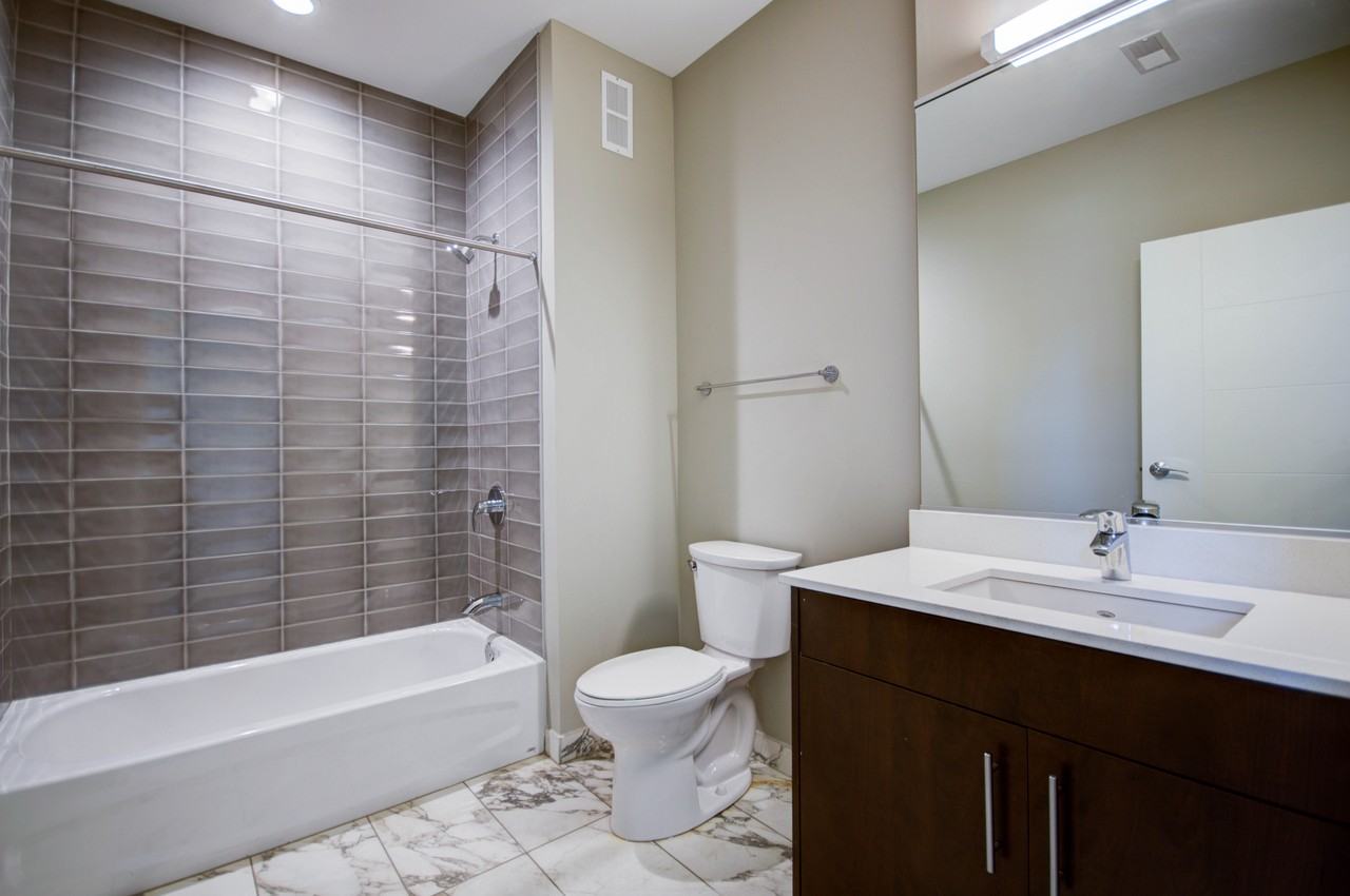 851 W Grand Ave #304 - Photo 5 of 8