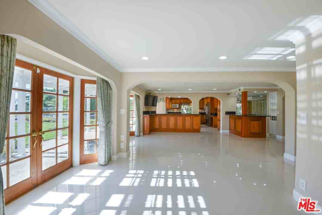 3119 Hutton Dr - Photo 5 of 28