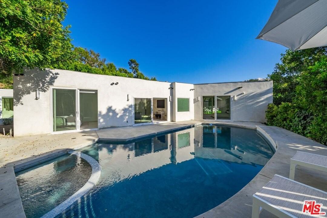 1040 Montego Dr - Photo 6 of 47