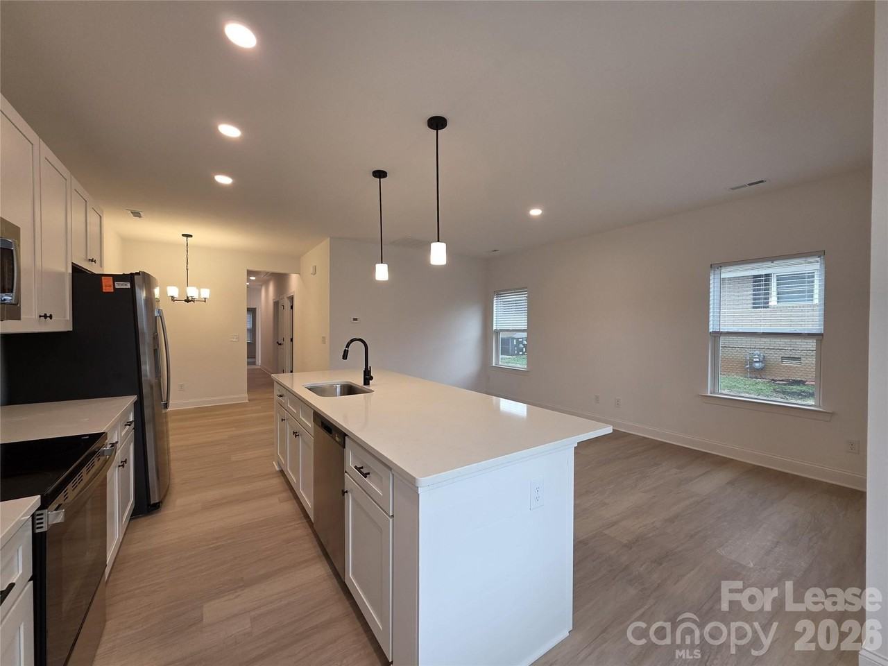 418 S Shaver St - Photo 3 of 21