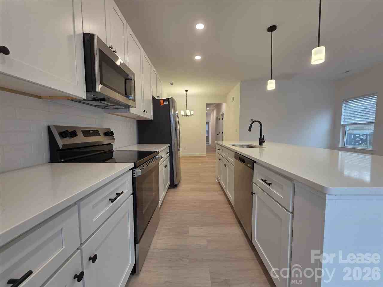 418 S Shaver St - Photo 5 of 21