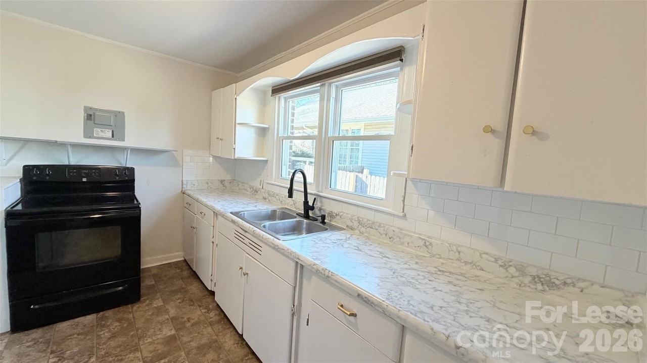 216 Sylvania Ave - Photo 3 of 26